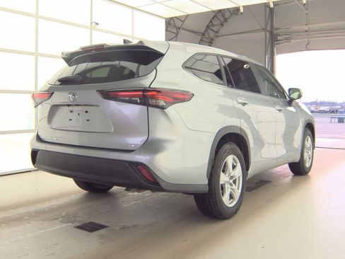 Used 2025 Toyota Highlander LE image 6