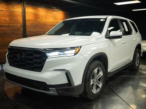 Used 2025 Honda Pilot EX-L image 2