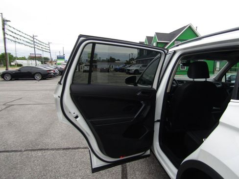Used 2021 Volkswagen Tiguan SE w/ Panoramic Sunroof Package AWD/4WD image 19