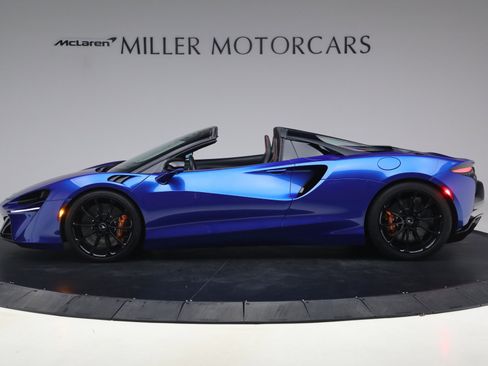 Used 2025 McLaren Artura Spider RWD image 3