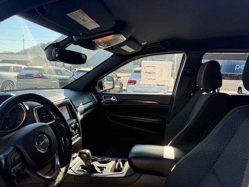 Used 2018 Jeep Grand Cherokee Laredo image 16