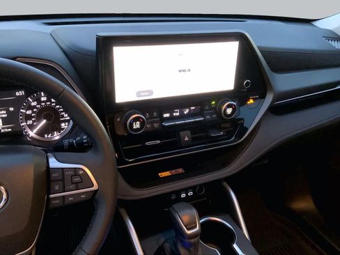 Used 2025 Toyota Highlander XLE FWD image 6