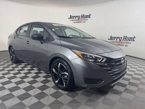 Used 2025 Nissan Versa SR FWD image 5