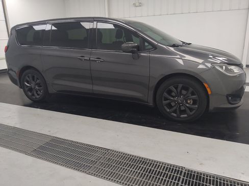 Used 2020 Chrysler Pacifica Touring w/ S Appearance Package FWD image 11