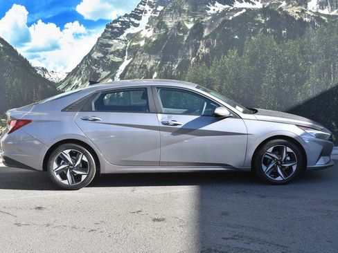 Used 2023 Hyundai Elantra SEL w/ Convenience Package image 2
