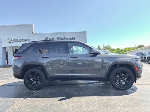 Used 2022 Jeep Grand Cherokee Altitude AWD/4WD image 13
