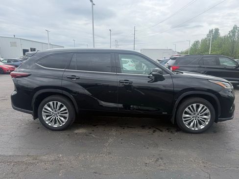 Used 2025 Toyota Highlander Platinum AWD/4WD image 2