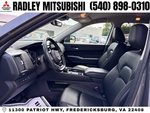 Used 2023 Nissan Pathfinder SL AWD/4WD image 3