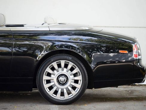 Used 2016 Rolls-Royce Phantom Drophead Coupe image 11