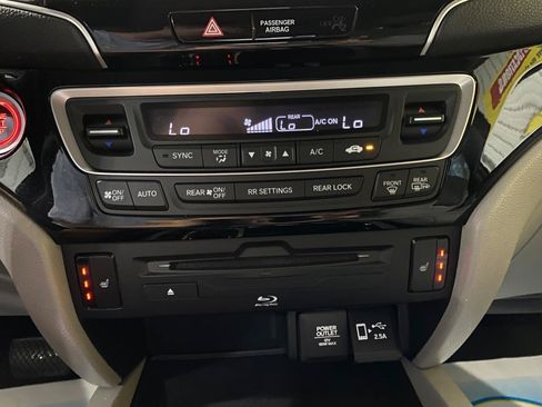Used 2021 Honda Pilot Touring image 18