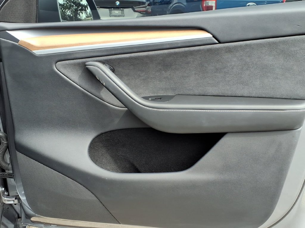Used 2025 Tesla Model Y Long Range RWD image 14