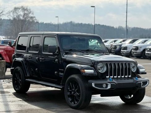 Used 2022 Jeep Wrangler Unlimited Sahara w/ Cold Weather Group image 38