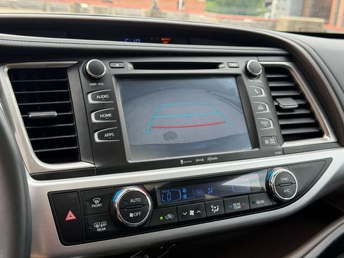 Used 2019 Toyota Highlander XLE AWD/4WD image 17