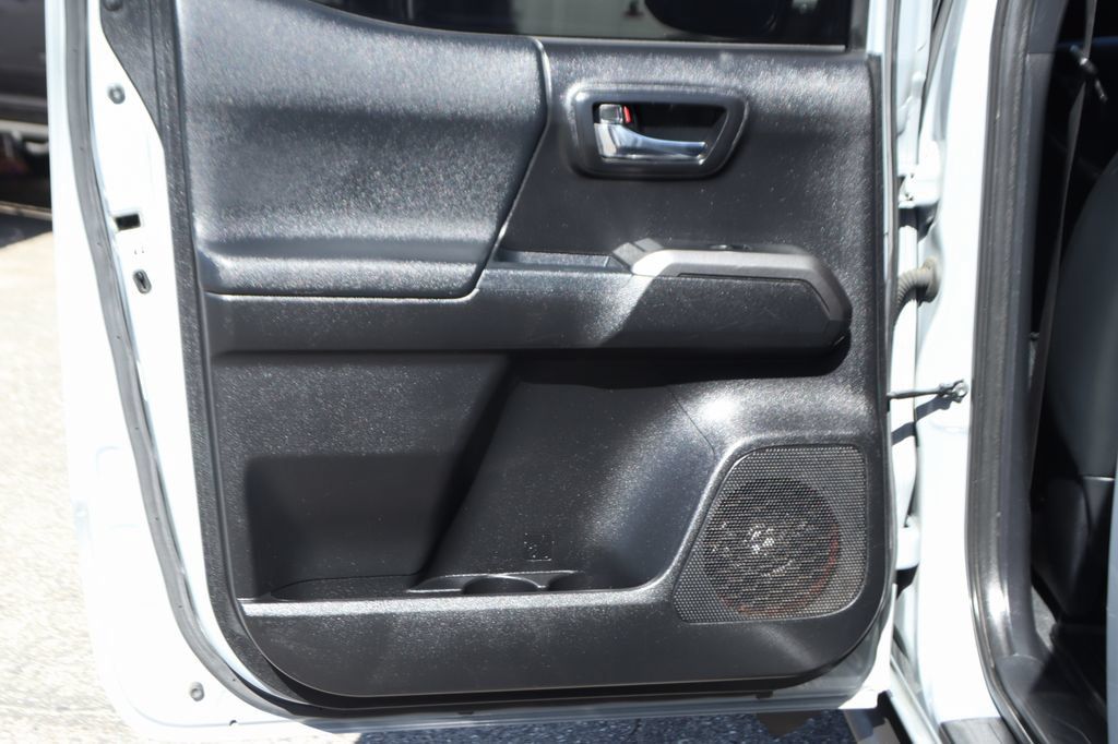 Used 2018 Toyota Tacoma TRD Off-Road AWD/4WD image 30