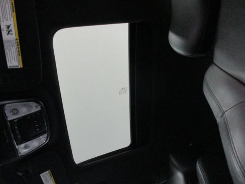 Used 2022 Jeep Grand Cherokee Limited image 9