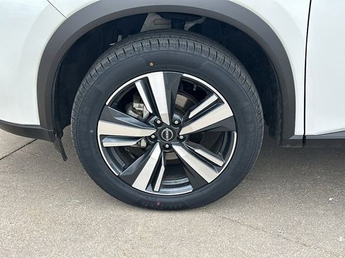 Used 2024 Nissan Rogue SL image 3