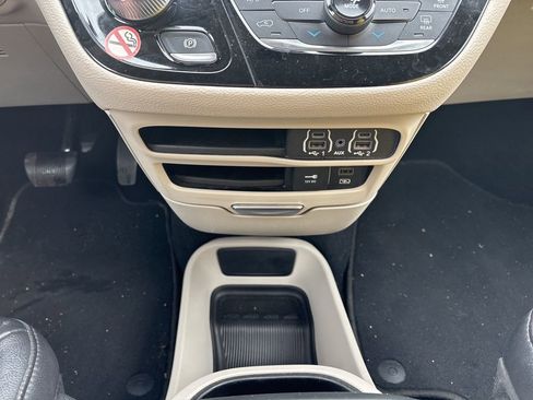 Used 2022 Chrysler Pacifica Touring-L image 42