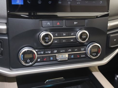 Used 2022 Ford Expedition XLT image 32