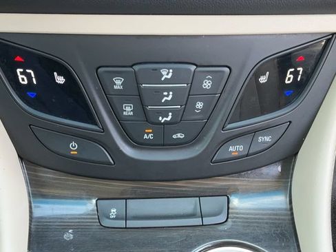 Used 2019 Buick Envision Essence FWD image 25