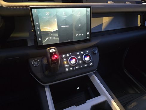 New 2025 Land Rover Defender 110 X-Dynamic SE image 43