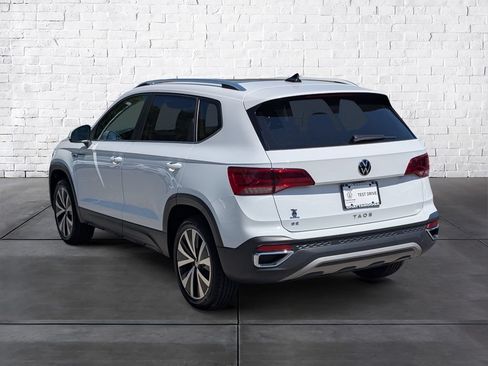 Used 2024 Volkswagen Taos SE w/ Panoramic Sunroof Package FWD image 5