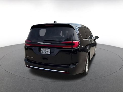 Used 2025 Chrysler Pacifica Select FWD image 11