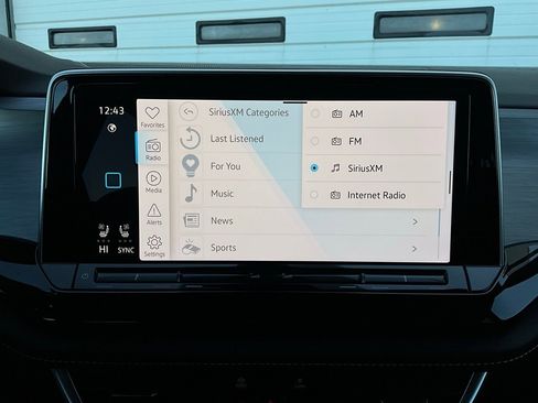 Used 2025 Volkswagen Atlas Cross Sport SE image 31