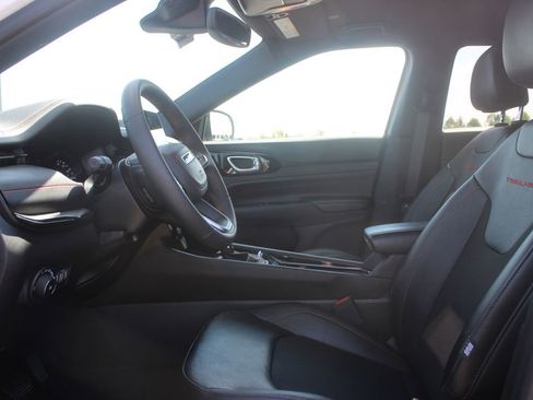 Used 2025 Jeep Compass Trailhawk AWD/4WD image 21