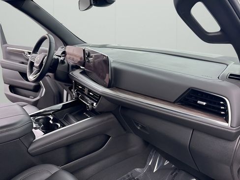 Used 2025 Chevrolet Suburban Z71 image 21