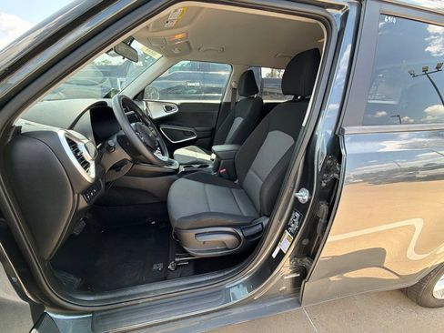 Used 2023 Kia Soul LX w/ LX Technology Package FWD image 2
