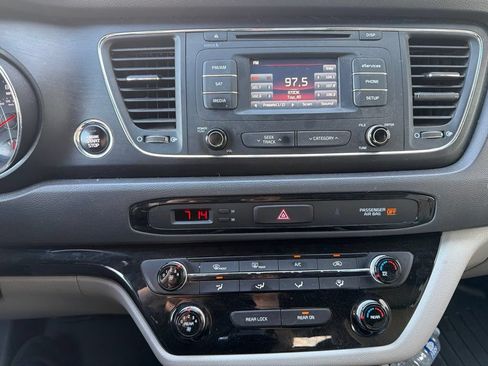 Used 2017 Kia Sedona LX w/ LX Essentials Premium Package FWD image 9