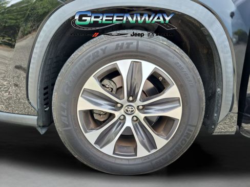 Used 2020 Toyota Highlander XLE FWD image 31