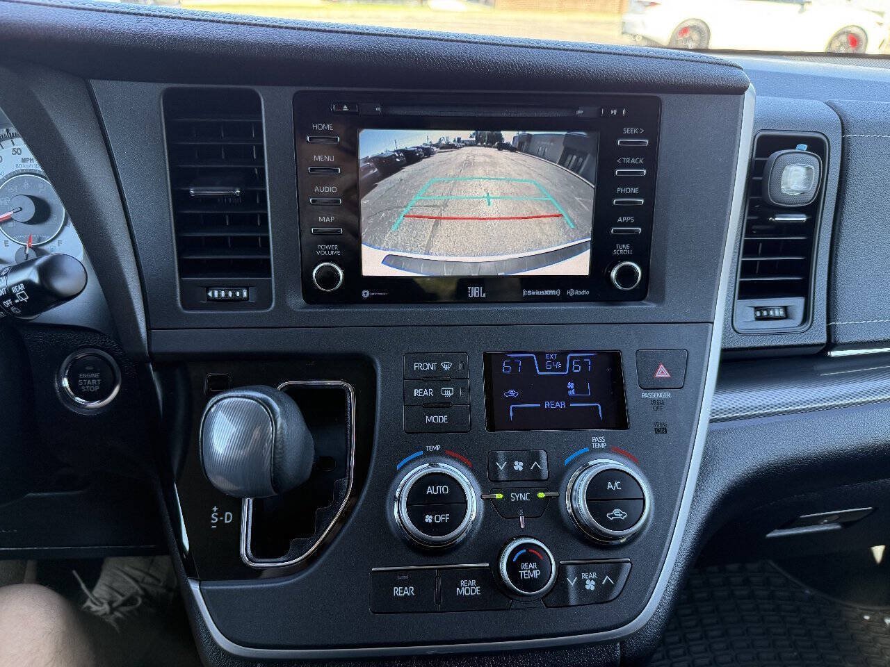 Used 2020 Toyota Sienna SE Premium w/ Nightshade Edition FWD image 30