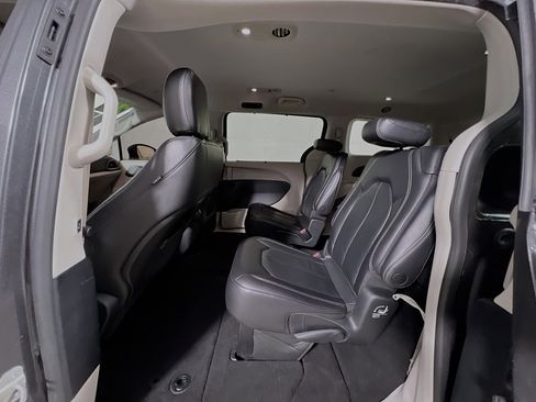 Used 2022 Chrysler Pacifica Touring-L image 29