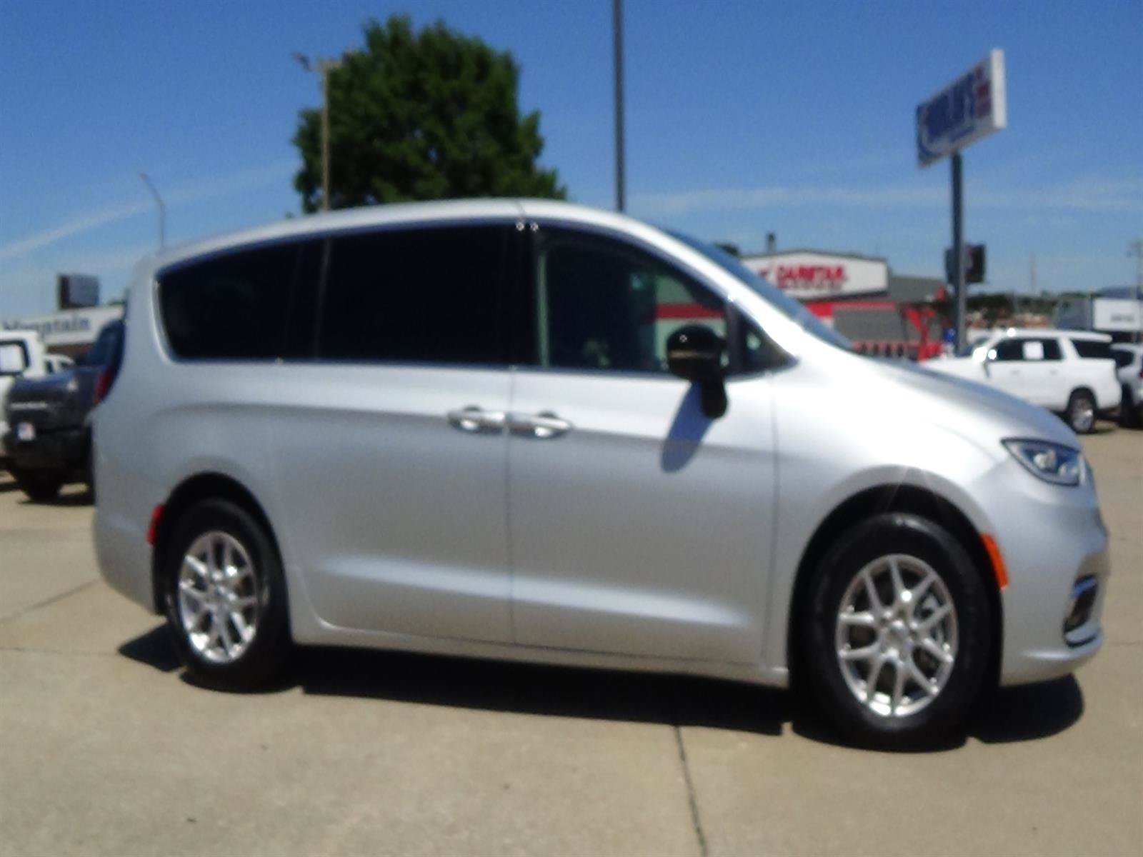 Certified 2024 Chrysler Pacifica Touring-L FWD image 5