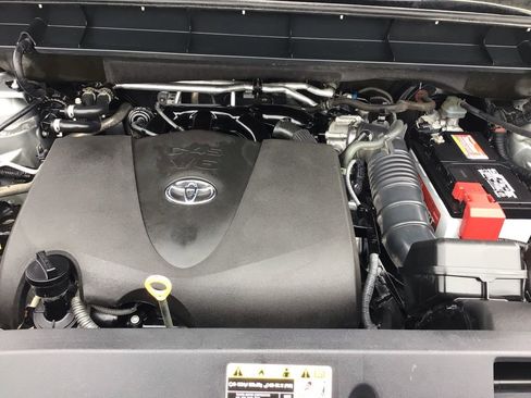 Used 2021 Toyota Highlander XLE AWD/4WD image 11