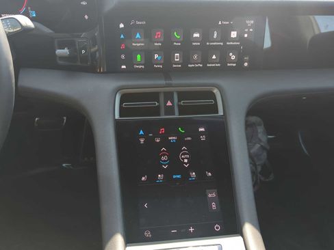 Used 2025 Porsche Taycan image 28