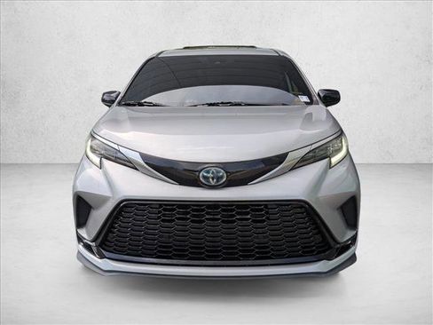 Used 2022 Toyota Sienna XSE w/ XSE Plus Package FWD image 2