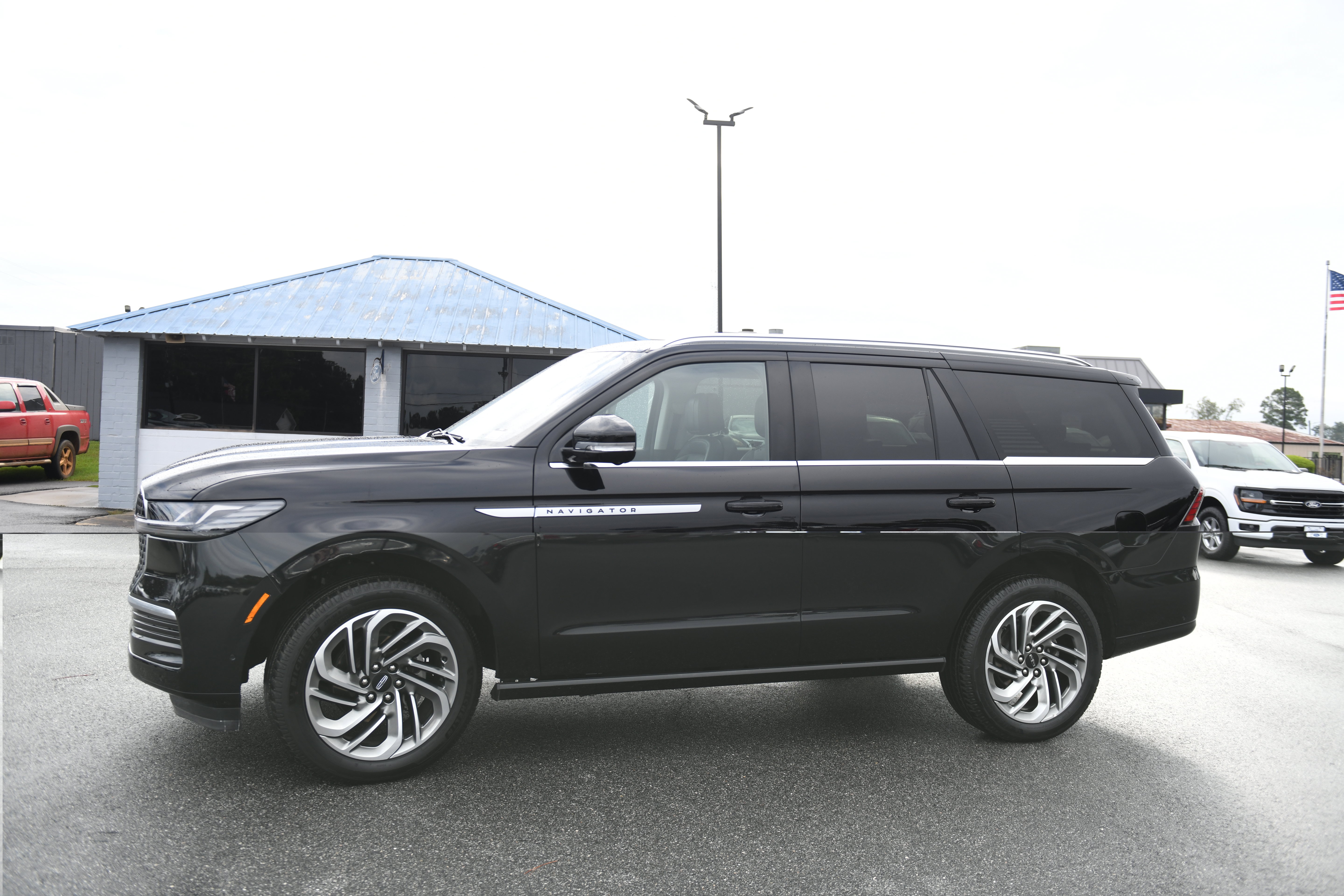 Used 2025 Lincoln Navigator Reserve AWD/4WD image 7