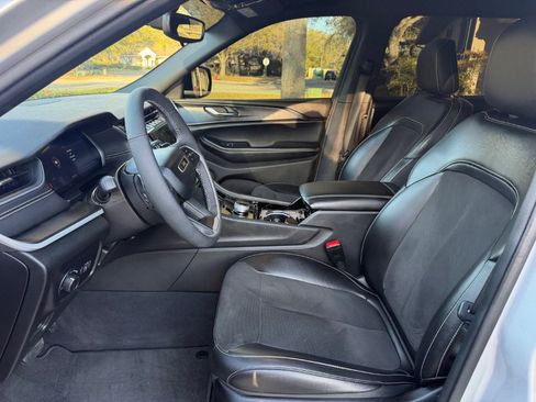 Used 2023 Jeep Grand Cherokee L Laredo image 14