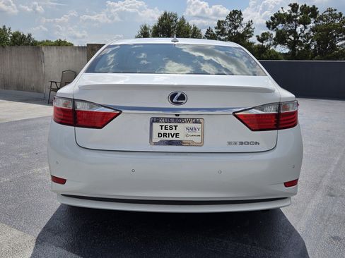 Used 2014 Lexus ES 300h w/ Luxury Package w/Bamboo Trim FWD image 4