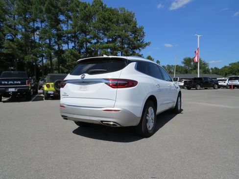 Used 2020 Buick Enclave Essence w/ Sound and Sites Package FWD image 3