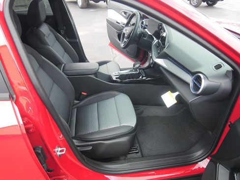 New 2026 Chevrolet Trax LT w/ Driver Confidence Package FWD image 32