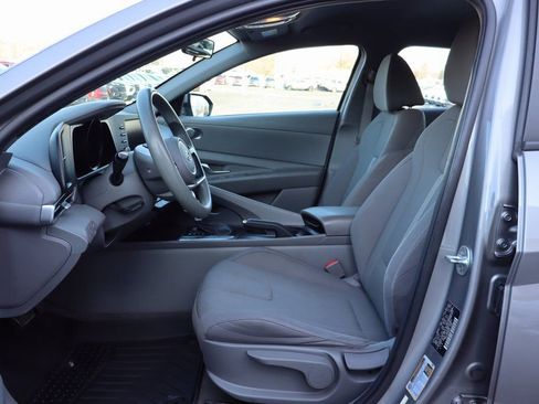 Used 2021 Hyundai Elantra SE image 4