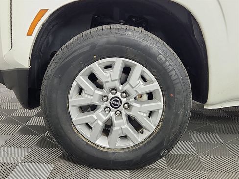 Used 2024 Nissan Frontier SV w/ SV Convenience Package image 17