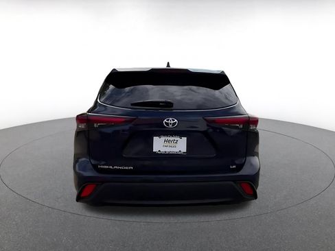 Used 2025 Toyota Highlander LE FWD image 12