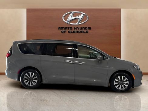 Used 2021 Chrysler Pacifica Touring-L FWD image 7