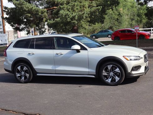 Used 2021 Volvo V60 T5 Cross Country AWD/4WD image 2