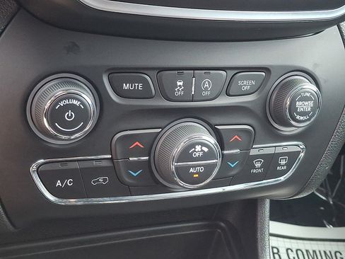 Used 2021 Jeep Cherokee Latitude Lux w/ Comfort/Convenience Group AWD/4WD image 15
