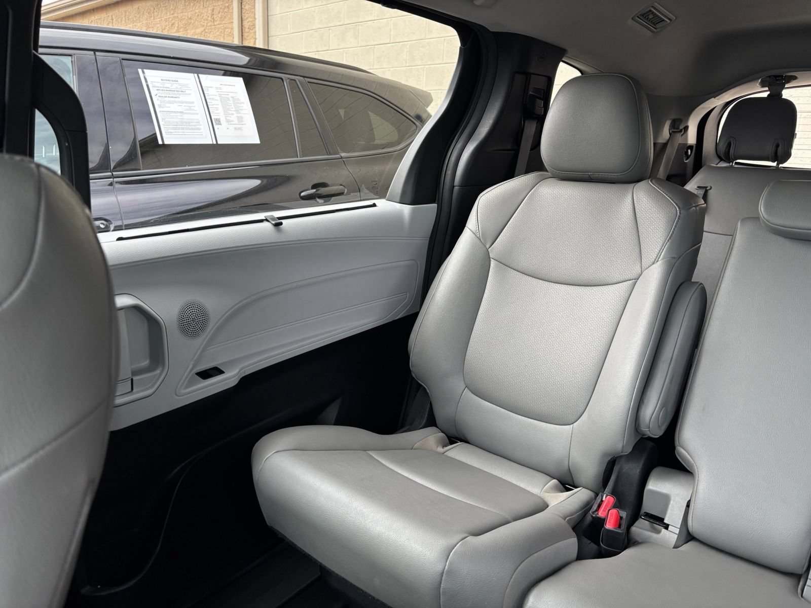 Used 2025 Toyota Sienna XLE FWD image 42